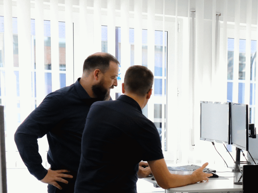 Team von Einmahl WebSolution im Austausch an mehreren Bildschirmen während eines Kundenprojekts